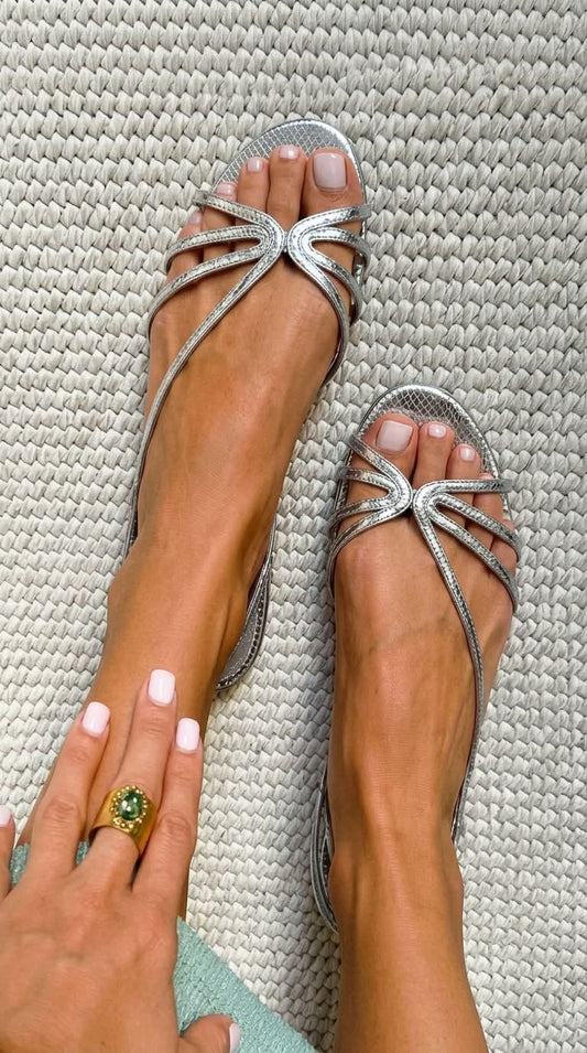 Kirela – Sandalias metálicas de tira delgada Plateado