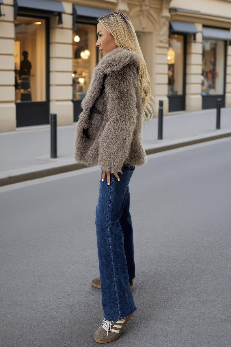 Chaqueta con cuello chal de piel sintética de visón y detalle de hebilla