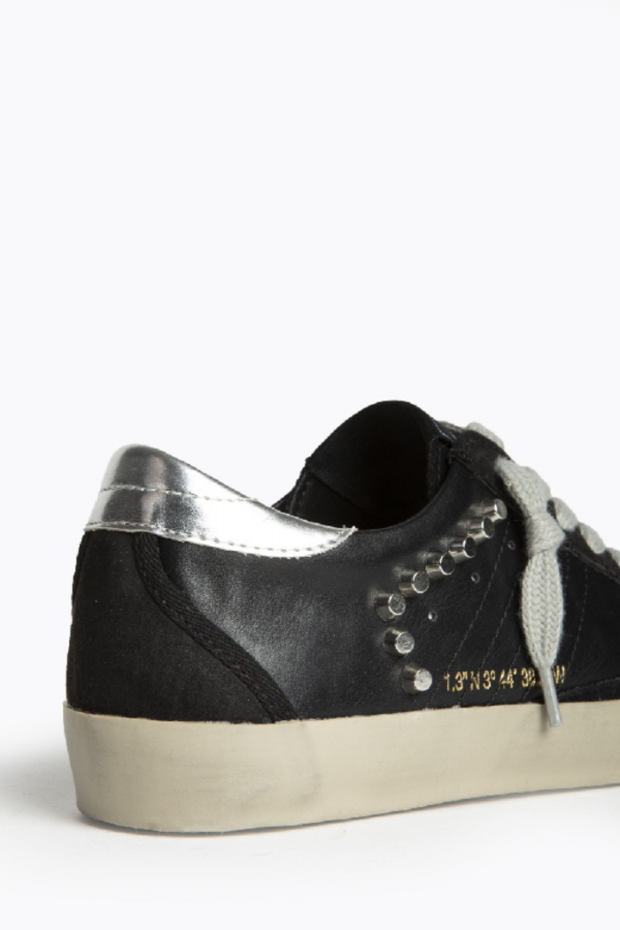 Sneakers negras con detalles de tachas