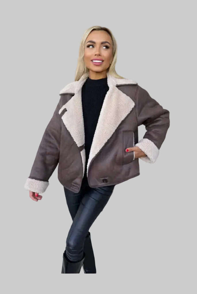 Abrigo marrón de piel sintética