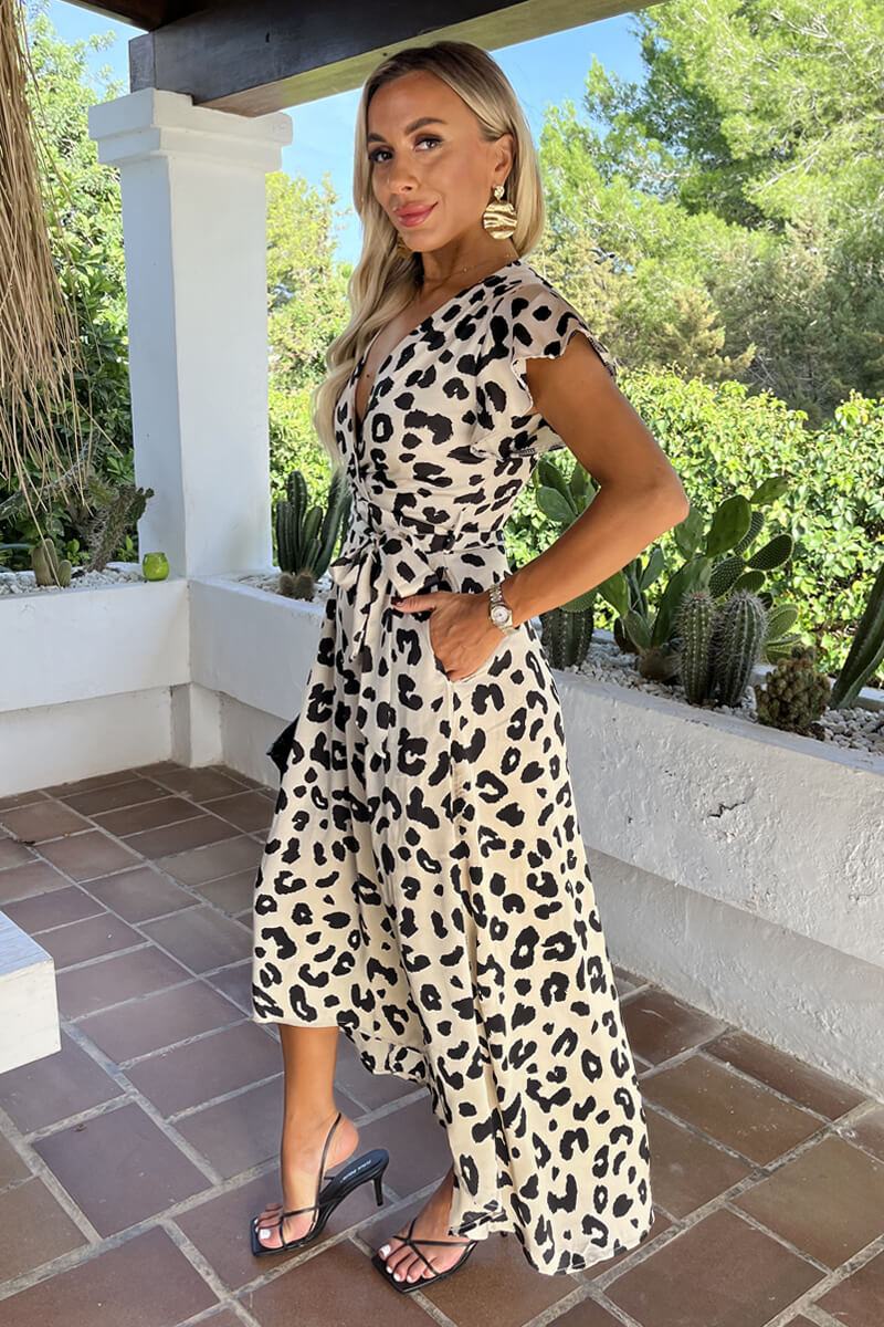 Vestido midi cruzado con cinturón, manga corta y estampado de leopardo negro y crema