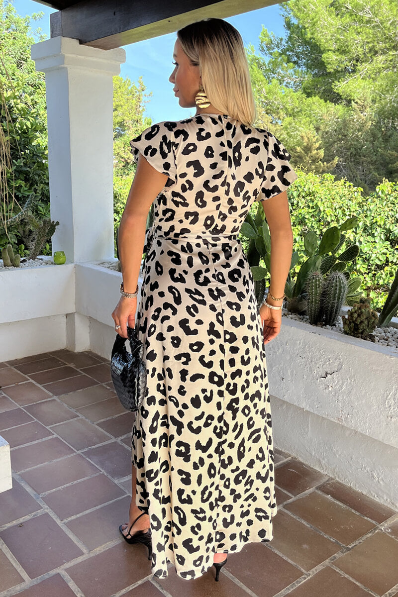Vestido midi cruzado con cinturón, manga corta y estampado de leopardo negro y crema