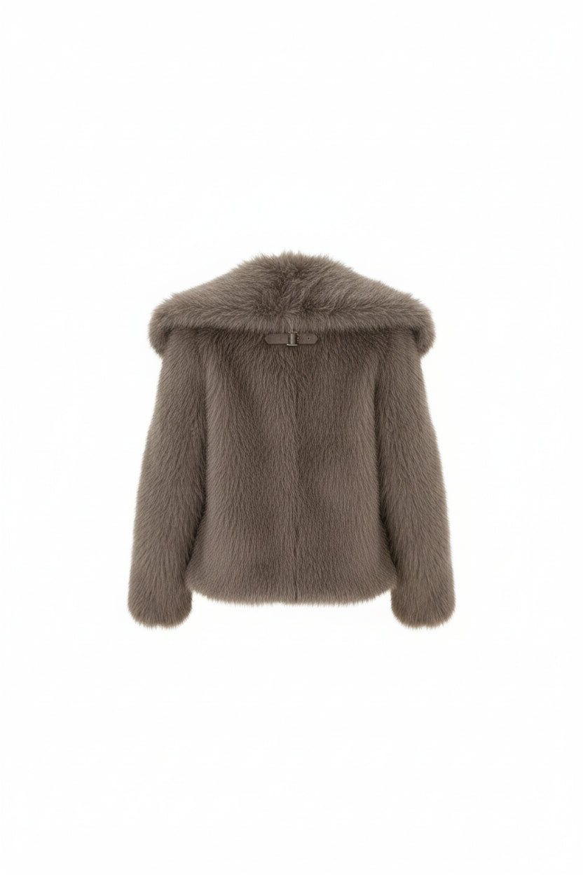 Chaqueta con cuello chal de piel sintética de visón y detalle de hebilla