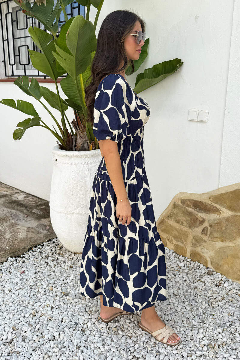 Vestido midi con mangas abullonadas y estampado abstracto en azul marino y crema