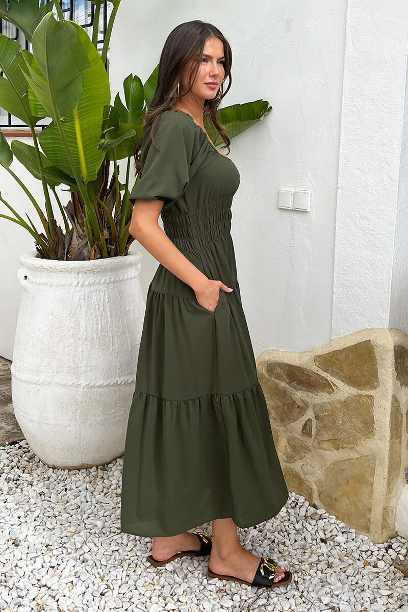 Vestido midi caqui con mangas abullonadas, cintura fruncida y smock.