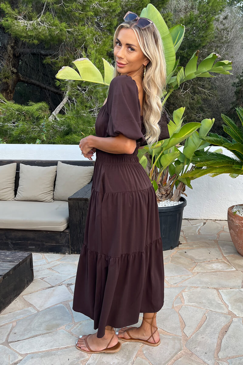 Vestido midi con mangas abullonadas de chocolate, cintura fruncida y smock.