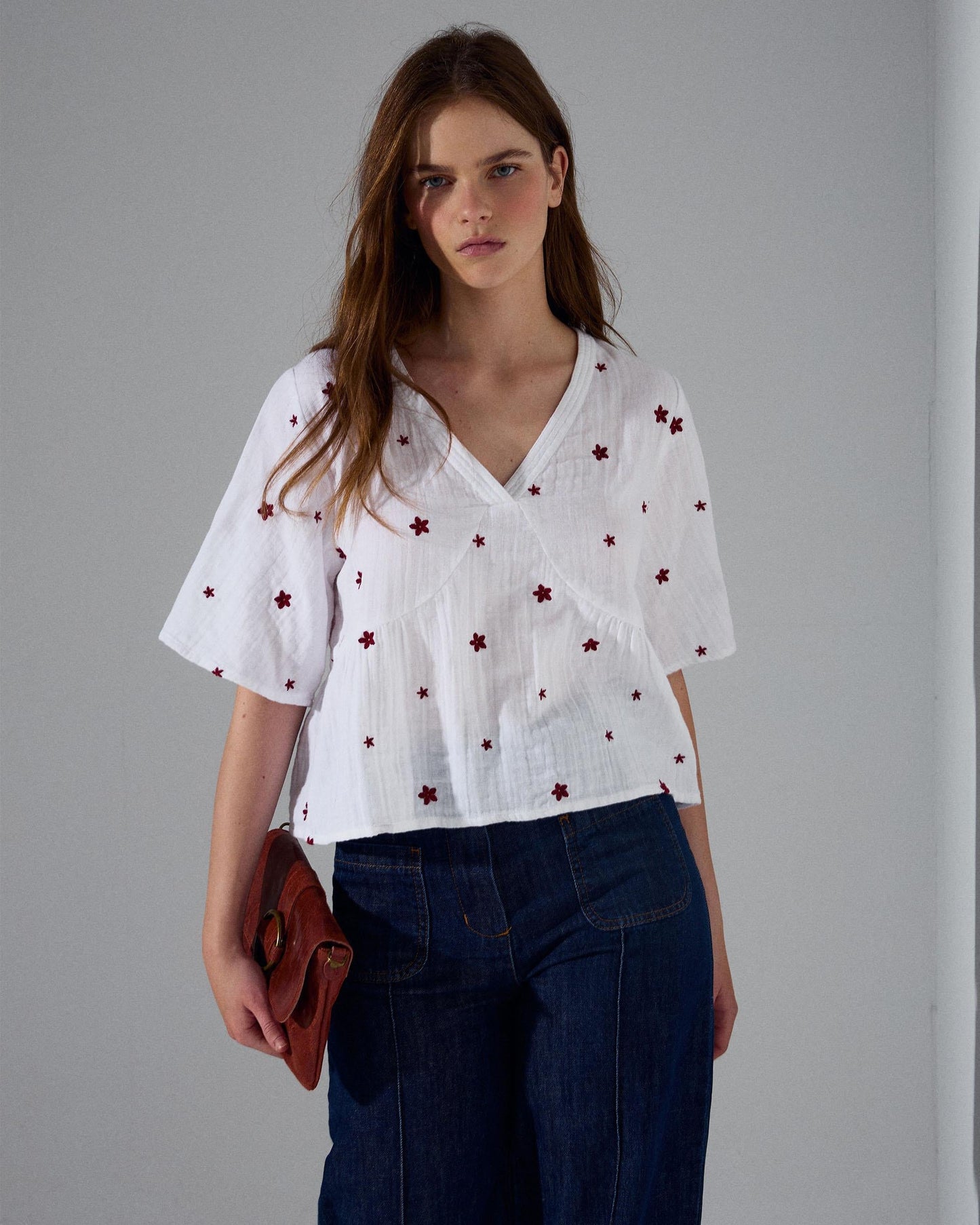 Blusa Escote Pico Bordados Florales Blanca