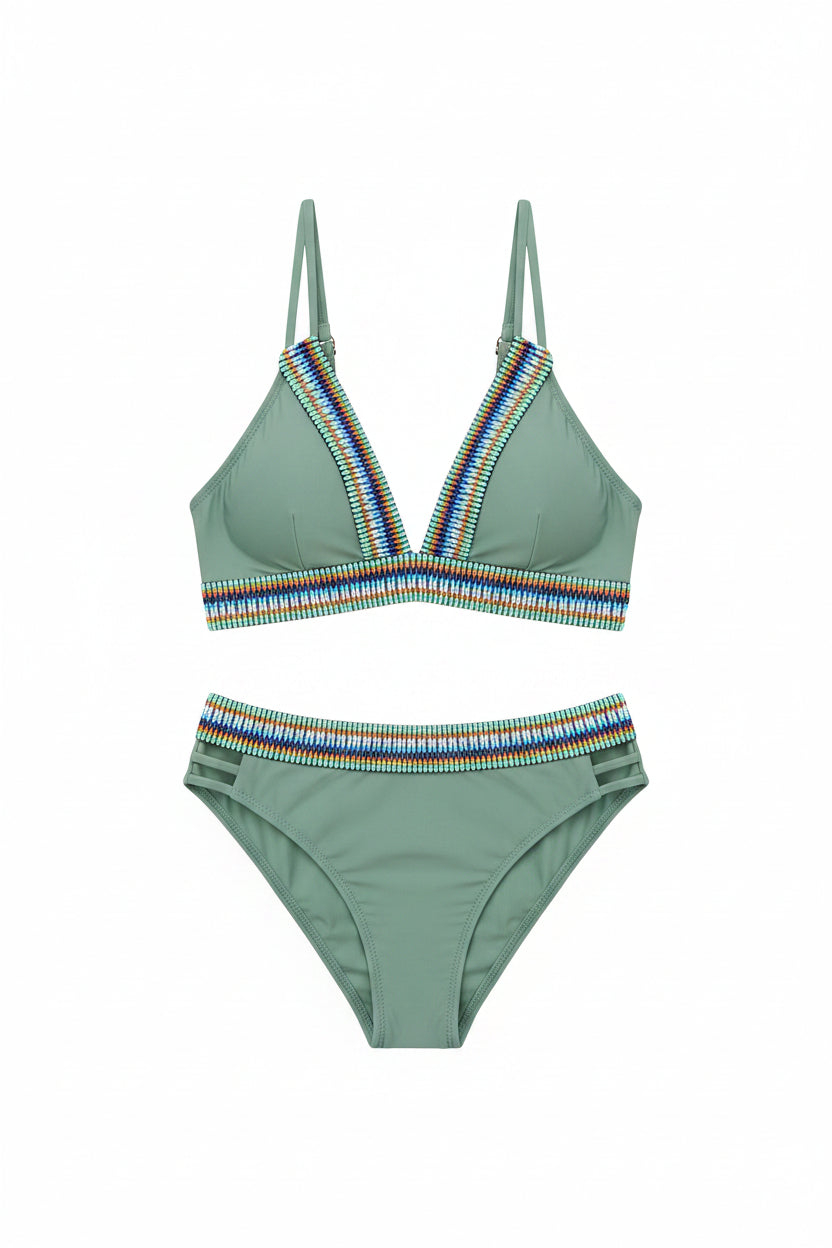 Conjunto de bikini que realza la figura con detalles en contraste
