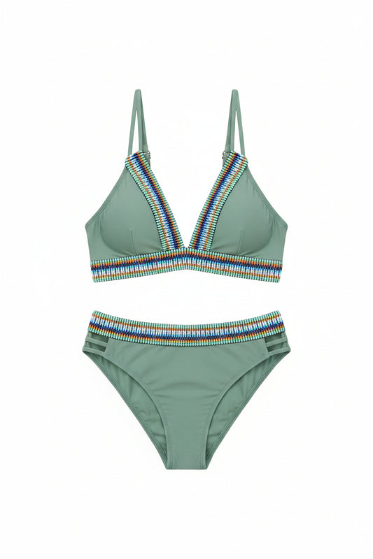 Conjunto de bikini que realza la figura con detalles en contraste