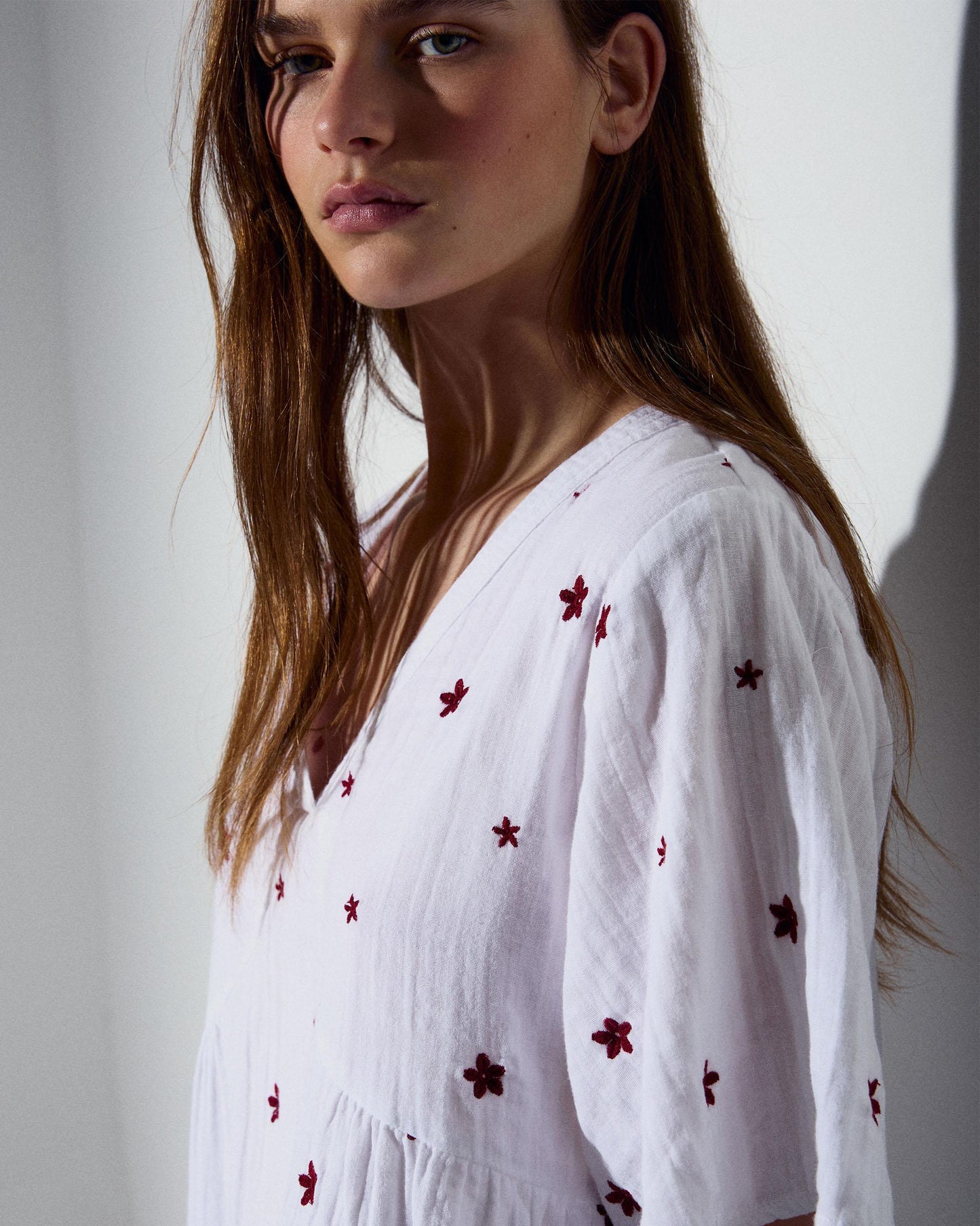 Blusa Escote Pico Bordados Florales Blanca