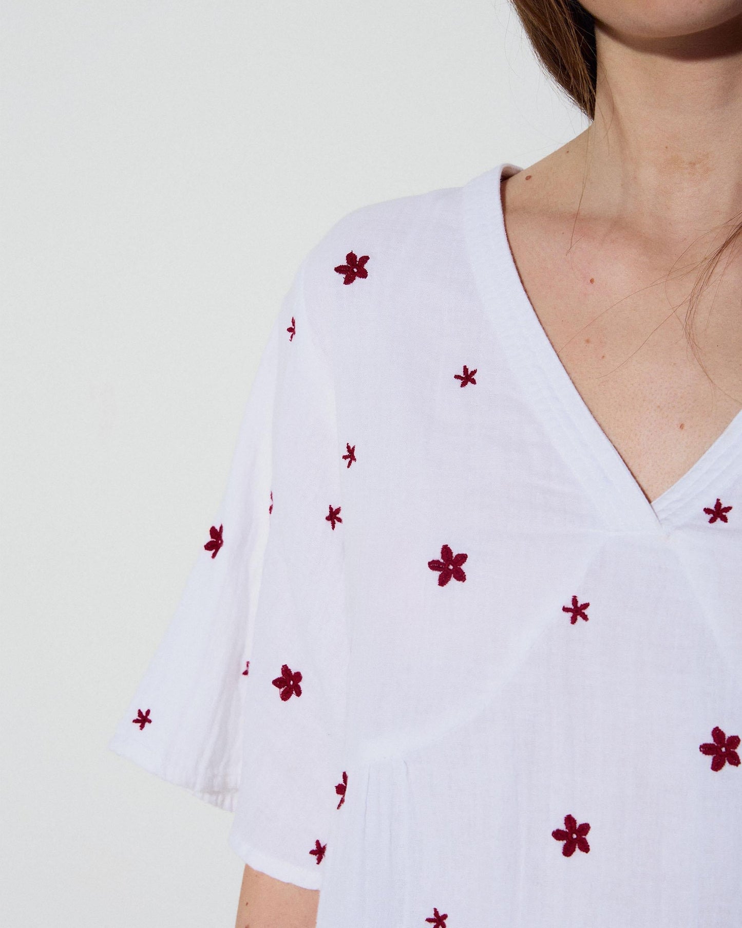 Blusa Escote Pico Bordados Florales Blanca