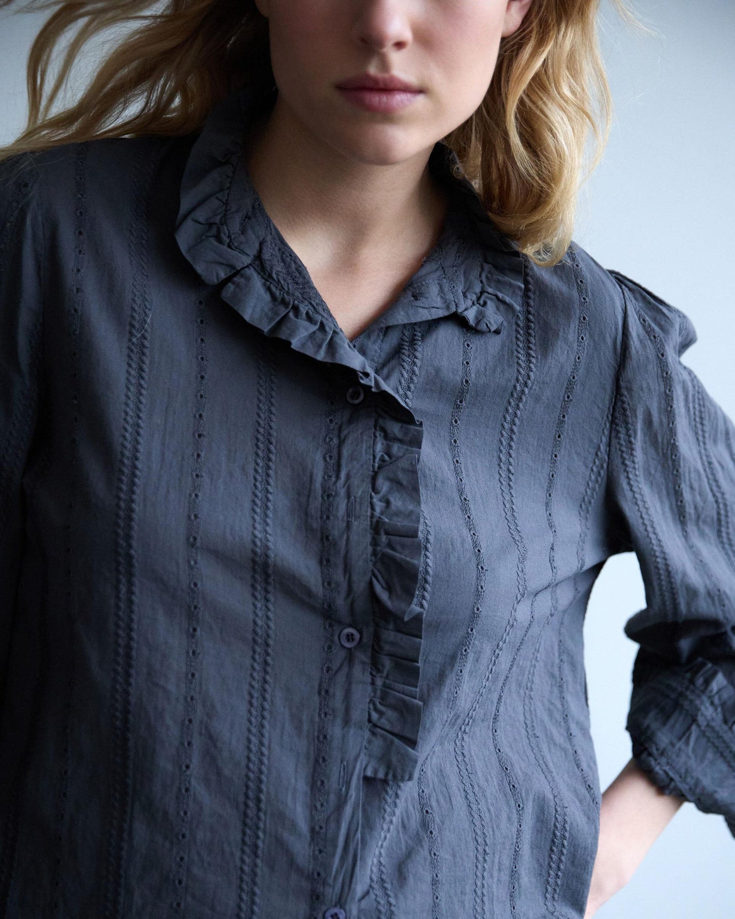 Blusa Detalle Troquelados Gris