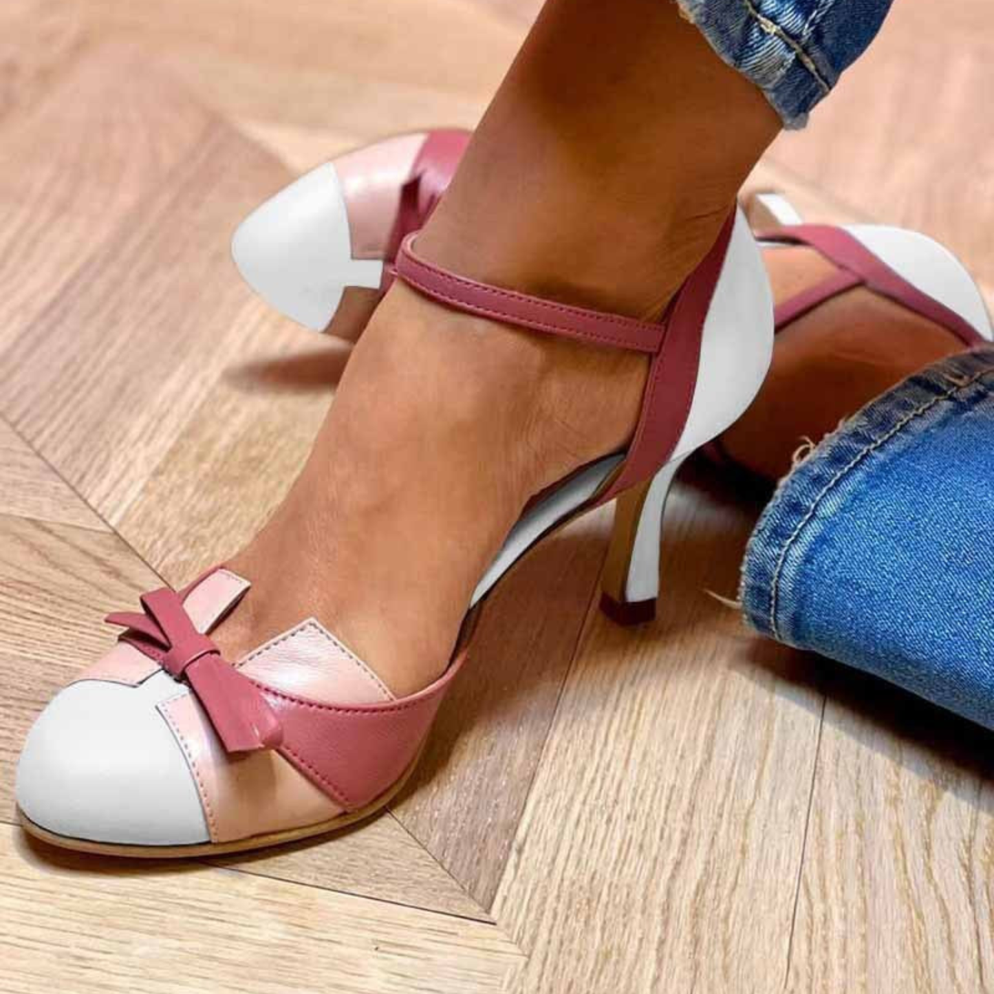 Kelira – Lazo bicolor en sandalias