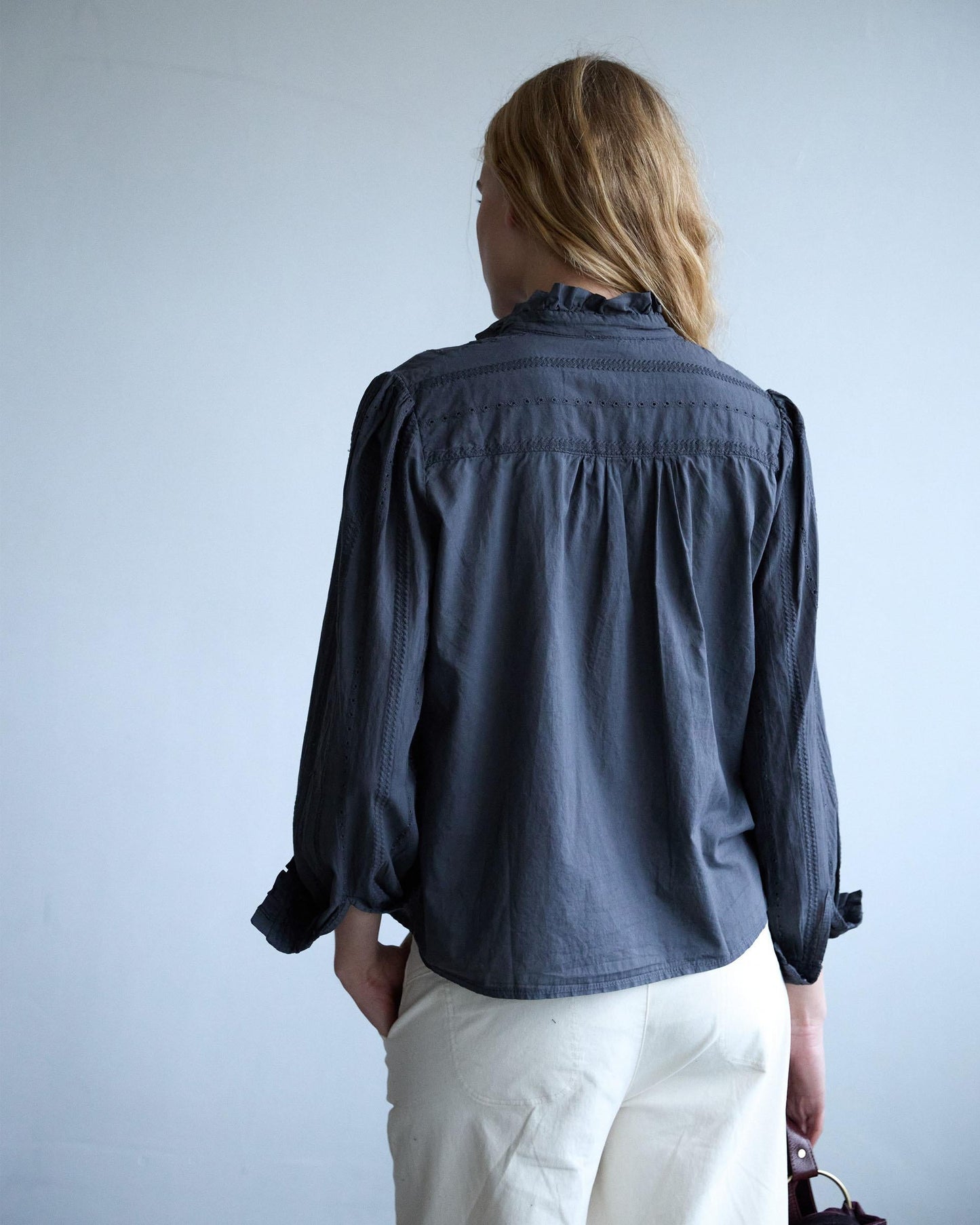 Blusa Detalle Troquelados Gris