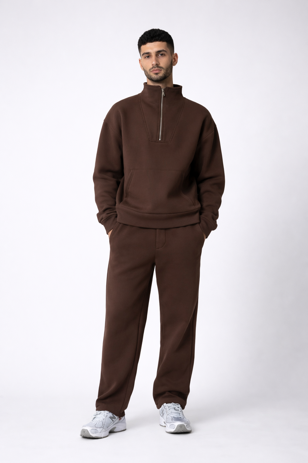 Conjunto elegante de sudadera y pantalón de chándal deportivo