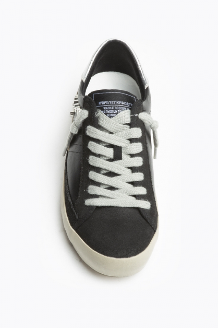 Sneakers negras con detalles de tachas