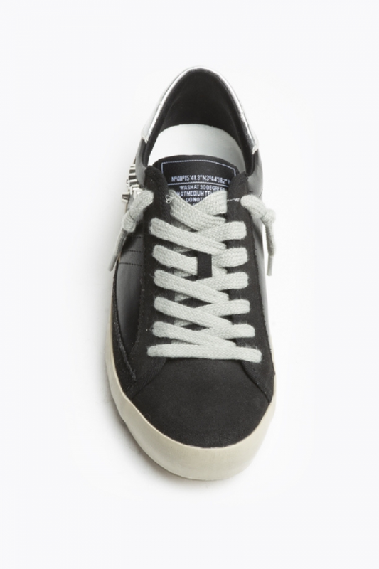 Sneakers negras con detalles de tachas