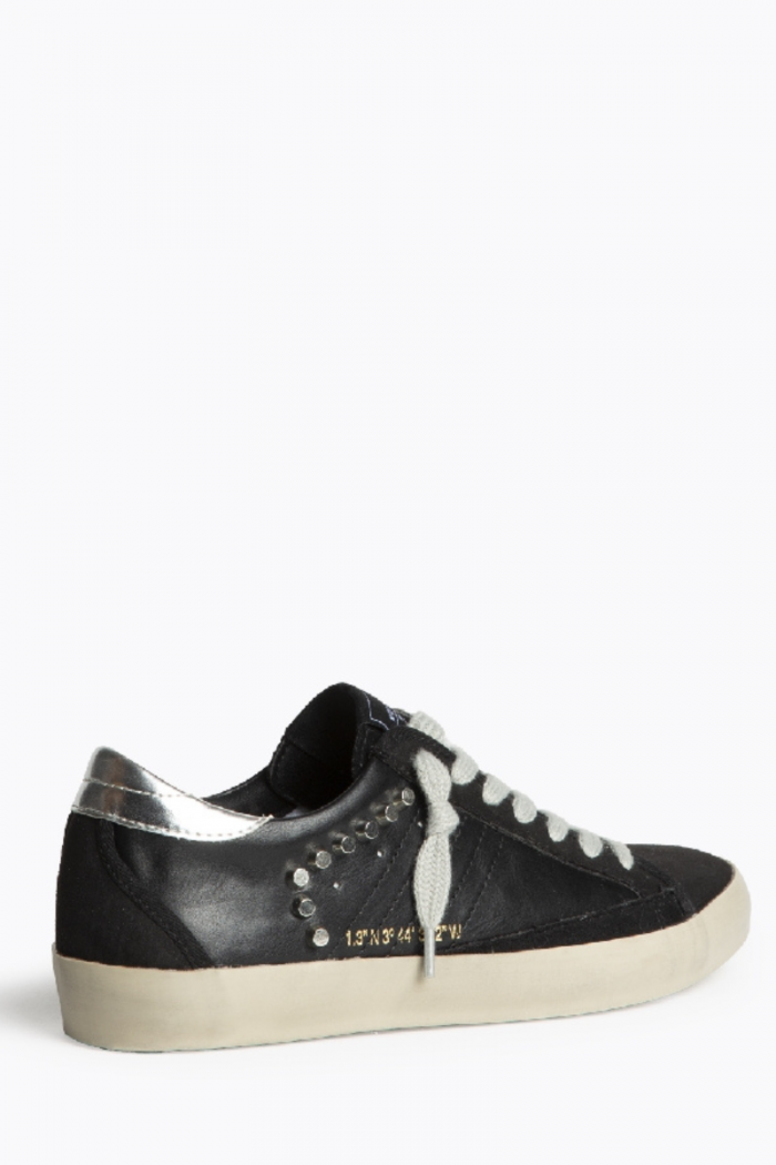 Sneakers negras con detalles de tachas