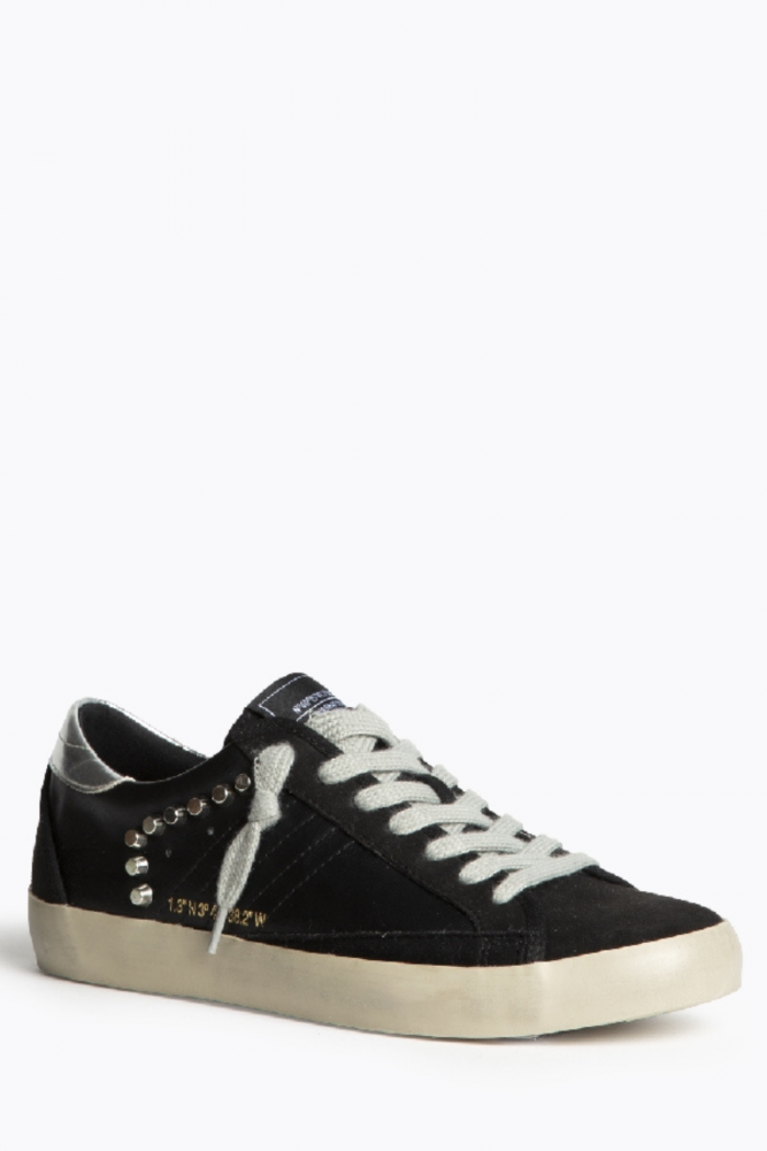 Sneakers negras con detalles de tachas