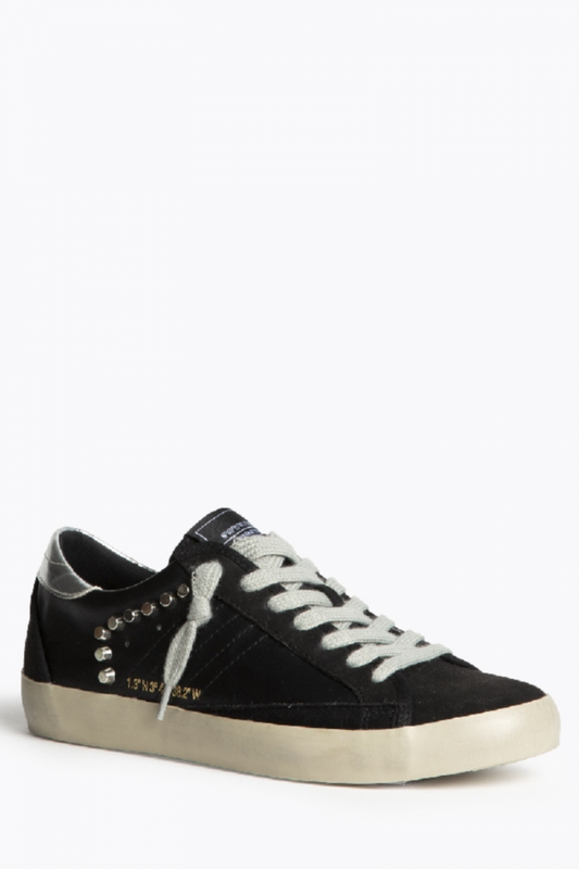 Sneakers negras con detalles de tachas